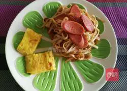 Illustration of how to make fried noodles with ham and sausage 8
