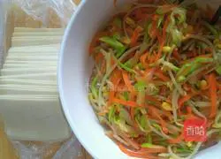 Illustration of how to make three silk spring rolls (wonton wrappers) 3