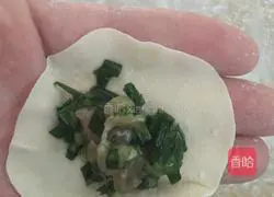Illustration of how to make three fresh dumplings 6