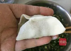 Illustration of how to make pork and leek dumplings 12