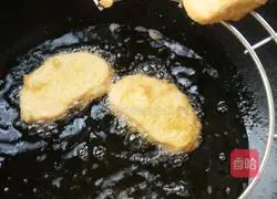Illustration of how to make golden steamed bun slices 5
