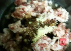 Illustration of how to make pork and coriander wonton stuffing 8