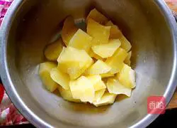 Illustration of how to make pan-fried potato and shrimp cakes 5