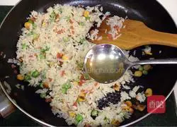 Illustration of how to make krill and three delicacies fried rice 8