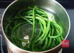 Illustration of how to make cowpea meat buns 1