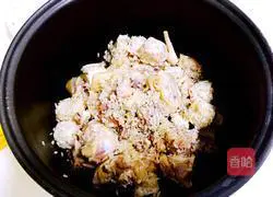 Illustration of how to make braised rice with taro and chicken 15