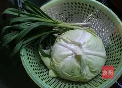 Illustration of how to make shrimp, pork and vegetable fried rice 2