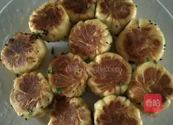 Illustration of how to make fried steamed buns with pumpkin dough and green bean filling 8