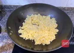 Golden fried rice (never sticks to the pan, the grains are distinct)--Zero failure recipe illustration 6