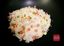 Illustration of how to make onion and ham fried rice 8