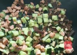 Illustration of how to make egg and ham fried rice 4