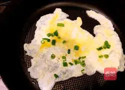 Illustration of how to make a large pie with eggs 1