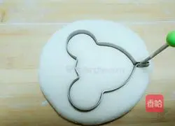 Illustration of how to make Mickey Mouse steamed buns 9