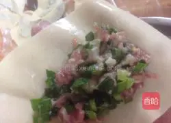 Illustration of how to make chive wontons 7