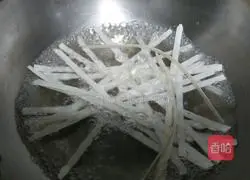  Illustration of how to make shredded chicken noodles 2