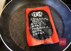 Illustration of how to make spicy beef rice noodles 4