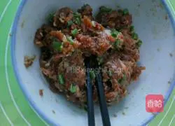 Illustration of how to make pork, chive and scallion pancakes 2