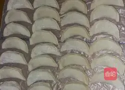 Illustration of how to make leek and vermicelli dumplings 4