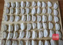 Pictures of how to make cabbage and pork dumplings 3