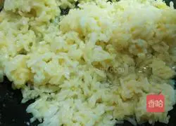 Illustration of how to make peas, carrots and eggs fried rice 7