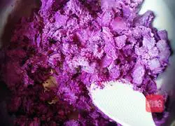 Illustration of how to make purple sweet potato flower steamed buns 1