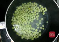 Illustration of how to make hot onion and egg fried rice 2