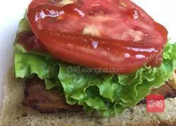 Illustration of how to make bacon, lettuce and tomato sandwich 4