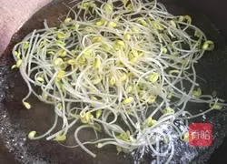 Illustration of how to make appetizing spicy noodles 2