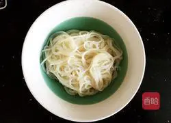 Illustration of how to make spicy beef offal powder 4