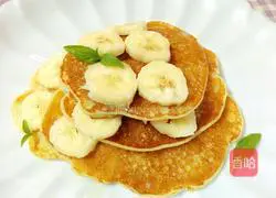 Banana Illustration of how to make American pancakes 8