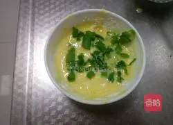 Illustration of how to make green onion egg pancake 3