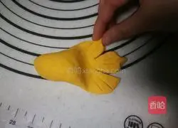 Illustration of how to make goldfish steamed buns 11