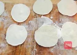 Illustration of how to make leek meat dumplings 6