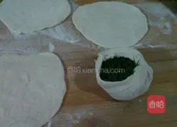 Illustration of how to make fennel and diced meat pancakes 10