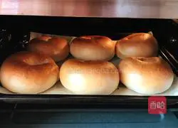 Illustration of how to make bagel burger 14