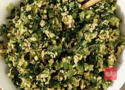 Illustration of how to make Chinese cabbage and egg dumplings 1