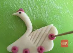 Illustration of how to make swan steamed buns 14