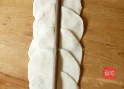 Illustration of how to make rose steamed buns 7