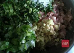 Illustration of how to make coriander and pork wontons 4