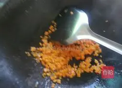 Illustration of how to make carrot, cucumber and egg fried rice 5