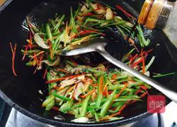 Illustration of how to make vegetarian fried noodles 8