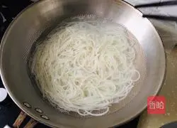 Illustration of how to make sauce-flavored beef brisket powder 4