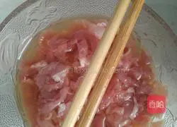 Illustration of how to make shredded pork noodles 2