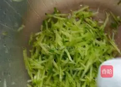 Illustration of how to make shredded green radish egg cake 2