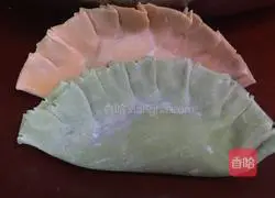 Illustration of how to make five-color leek dumplings 10