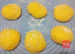 Illustration of how to make pumpkin steamed buns 9