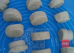 Illustration of making secret milk-flavored steamed buns 11