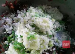 Illustration of how to make pork and cabbage dumplings 6