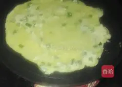 Illustration of how to make green onion and egg pancakes 4