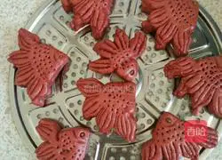 Illustration of how to make red rice and fish steamed buns 7